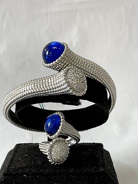 18kt White gold and ring with lapis cabochon set